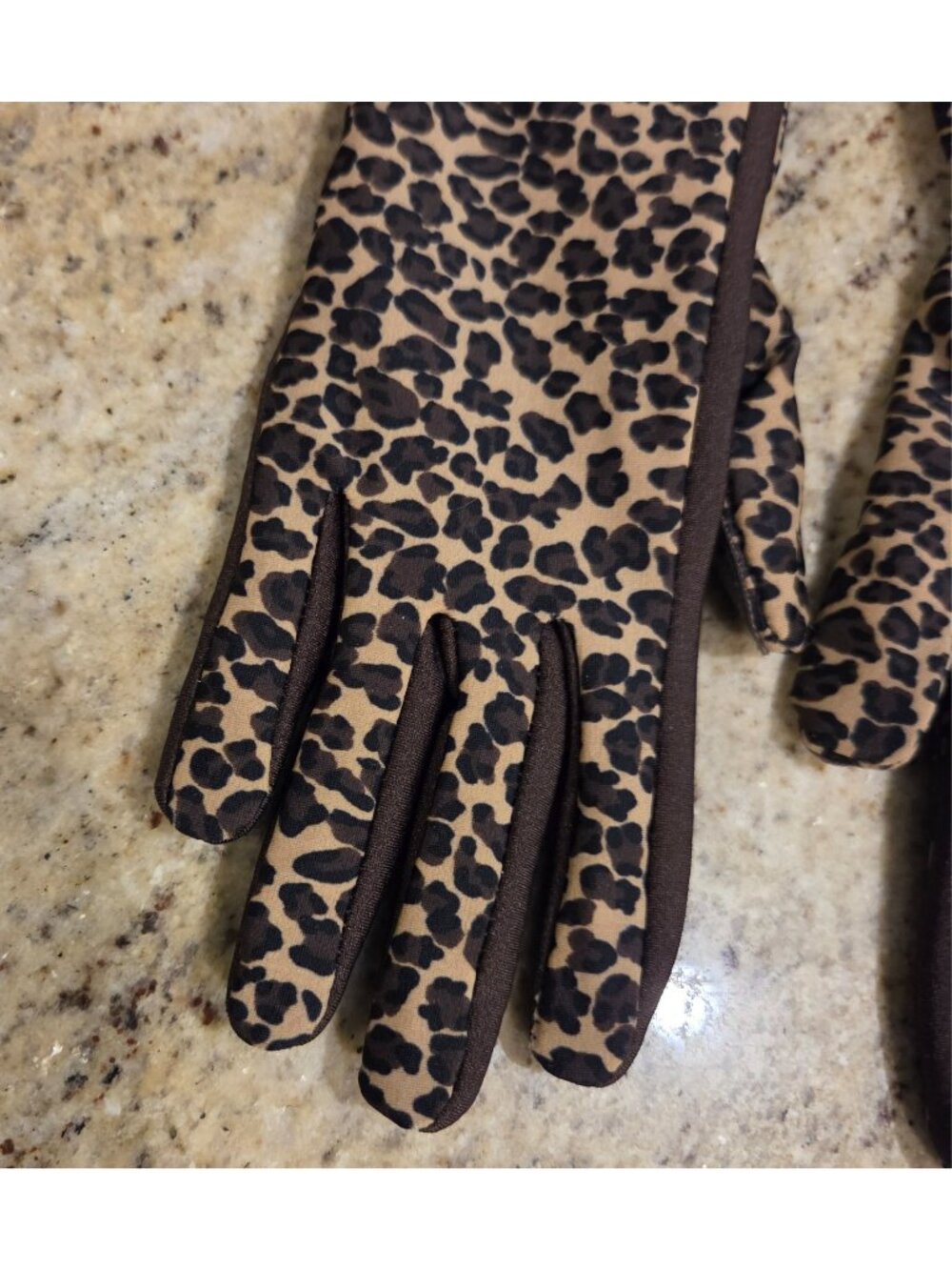 Isotoner Womens One Size Cheetah Leopard Animal Stretch Gloves Grip Palm - Picture 2 of 16